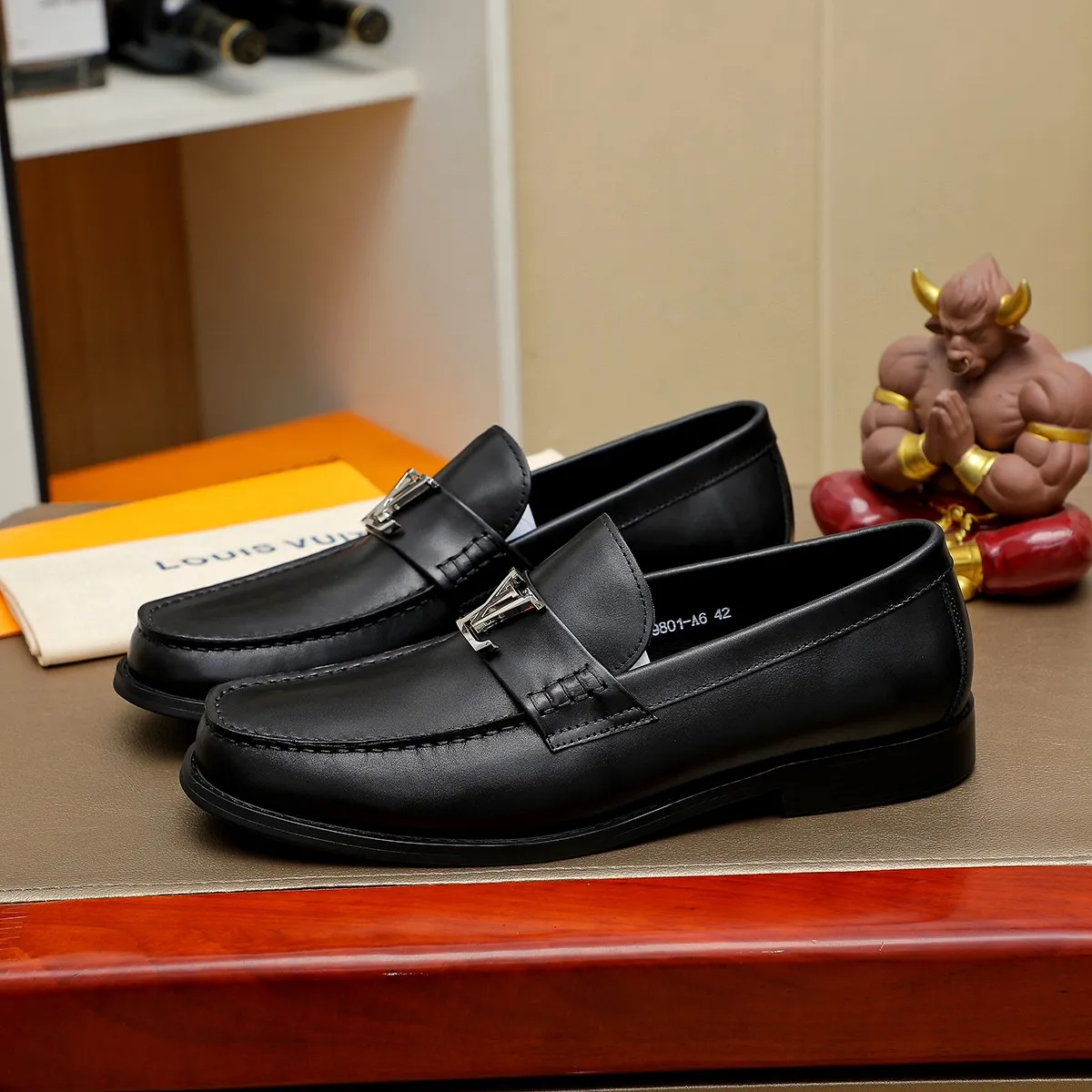 Men's shoes 460 💰 Louis Vuitton LV ® 🆕 model 🔛 full shoe counter, first layer cowhide, 🐂leather lining casual shoes for men, super soft outsole, a must-have for driving. Synchronized with the counter, original first layer cowhide, completely 1:1 mold customization 🌹 top version, color optional! Number: 38-44 (45.46 customized)
